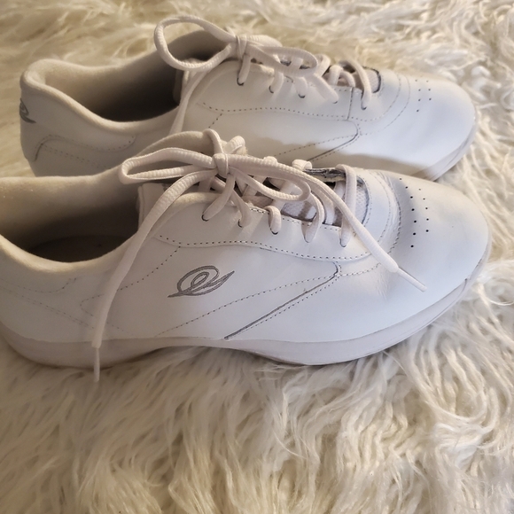 Easy Spirit Shoes - 🇺🇸Easy Spirit White Leather Athletic Shoes Size 9 1/2